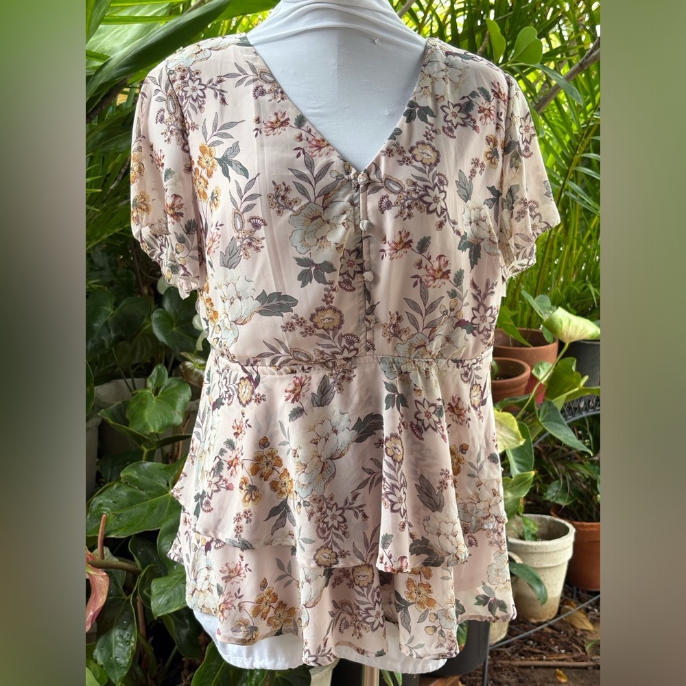 Torrid Floral Peplum Blouse - Cream and Purple excellent condition
